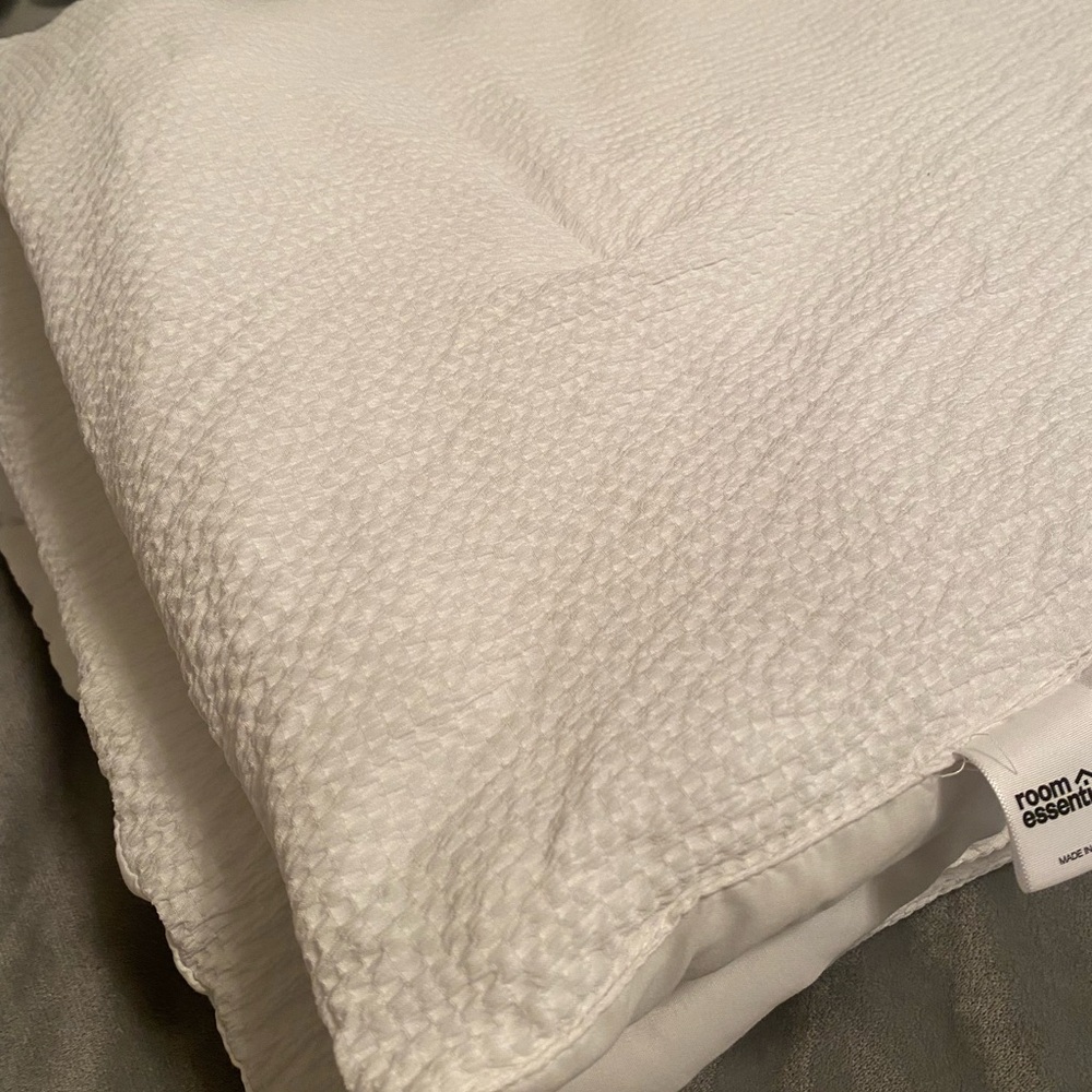 Room Essentials White Comforter Soft Plush Bedding
